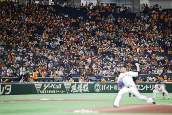 지난 2020년 일본 도쿄돔에서 열린 프로야구 요미우리-야쿠르트의 경기 모습. '코로나 방역'이 이어지던 시기였음에도 많은 관중이 마스크를 쓴 채 경기를 지켜보고 있다.  /AFPBBNews=뉴스1