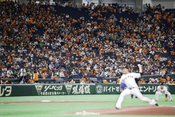 지난 2020년 일본 도쿄돔에서 열린 프로야구 요미우리-야쿠르트의 경기 모습. &#039;코로나 방역&#039;이 이어지던 시기였음에도 많은 관중이 마스크를 쓴 채 경기를 지켜보고 있다.  /AFPBBNews=뉴스1
