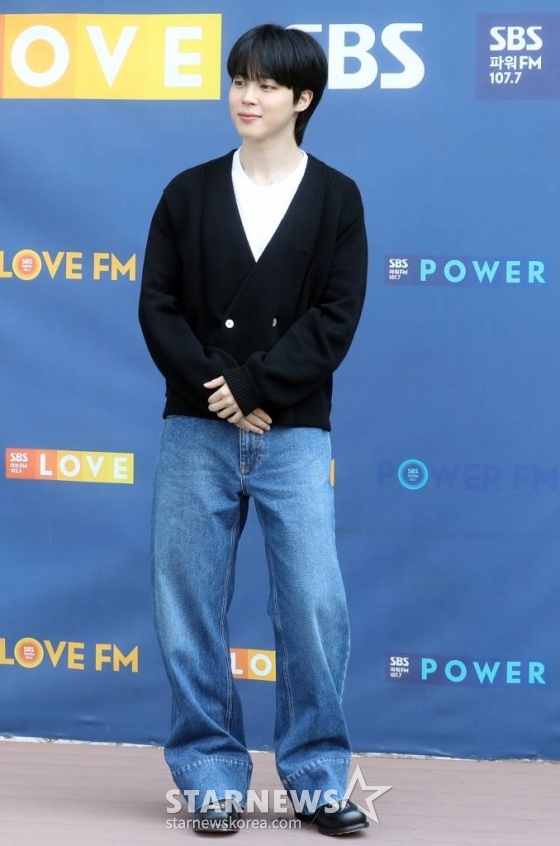 그룹 방탄소년단 지민이 31일 오전 서울 목동 SBS에서 진행되는 라디오 &#039;최화정의 파워타임&#039; 출연을 위해 도착하고 있다. 2023.03.31 /사진=임성균 기자 tjdrbs23@