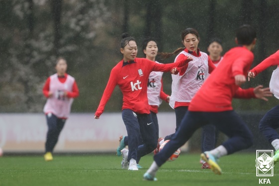 대한민국 여자축구 대표팀의 장슬기(가운데)가 팀 훈련을 소화하고 있다. /사진=대한축구협회