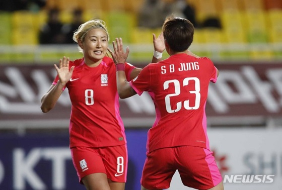 대한민국 여자축구대표팀 조소현(왼쪽)이 7일 수원월드컵경기장에서 열린 잠비아와 평가전에서 선제골을 넣은 뒤 골 세리머니를 펼치고 있다. /사진=뉴시스 제공