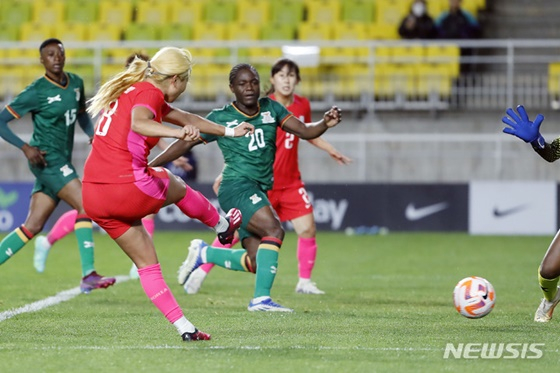 대한민국 여자축구대표팀의 조소현(왼쪽)이 7일 수원월드컵경기장에서 열린 잠비아와 평가전에서 후반 40분 추가골을 넣고 있다. /사진=뉴시스 제공