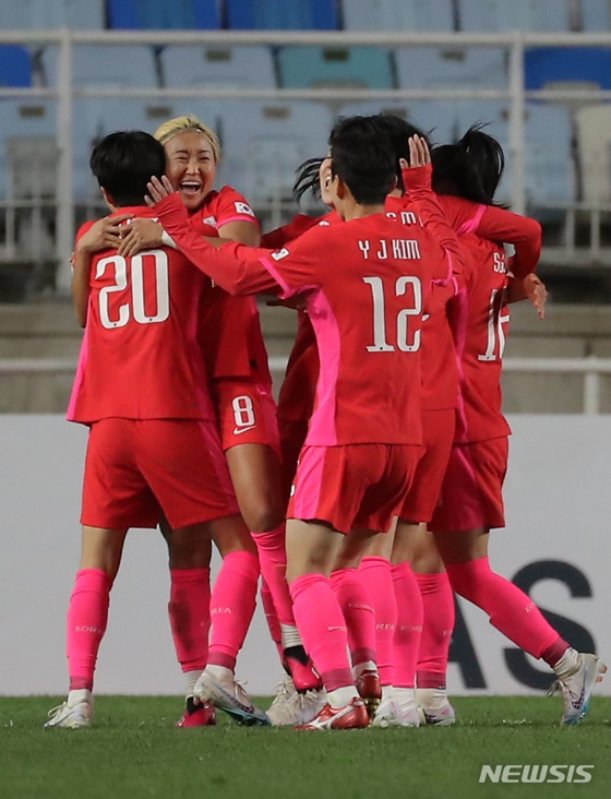 대한민국 여자축구대표팀이 7일 수원월드컵경기장에서 열린 잠비아와 평가전에서 조소현의 골을 축하하고 있다. /사진=뉴시스 제공