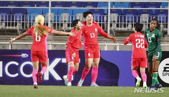 대한민국 여자축구대표팀 공격수 박은선(가운데 등번호 13번)이 7일 수원월드컵경기장에서 열린 잠비아와 평가전에서 골을 넣자 동료들이 축하를 건네고 있다. /사진=뉴시스 제공