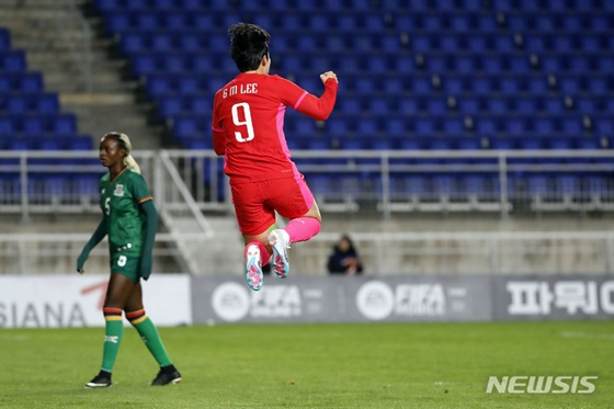 대한민국 여자축구대표팀 이금민(오른쪽 등번호 9번)이 7일 수원월드컵경기장에서 열린 잠비아와 평가전에서 골을 넣은 뒤 기뻐하고 있다. /사진=뉴시스 제공