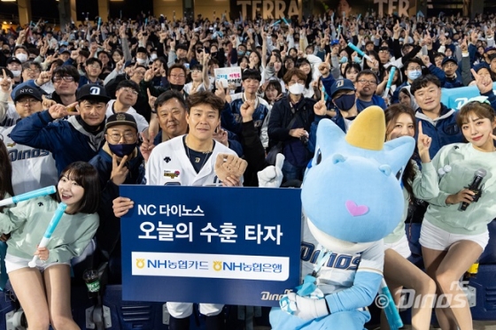 NC 박세혁(가운데)이 경기 종료 후 팬들과 사진 촬영을 하고 있다. /사진=NC 다이노스 제공