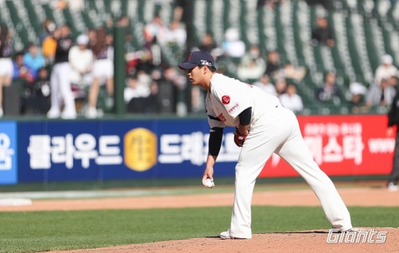 롯데 나균안이 9일 사직 KT전에서 포수와 사진을 주고받고 있다. /사진=롯데 자이언츠 제공