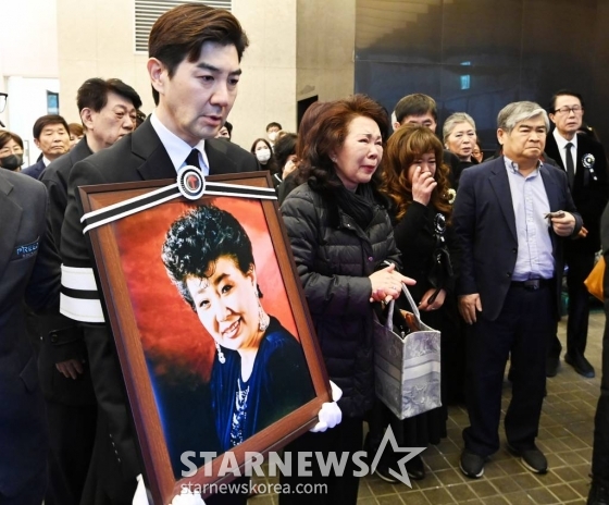 원로가수 고(故) 현미(본명 김명선) 발인식이 11일 오전 서울 동작구 흑석동 중앙대학교병원 장례식장에서 엄수되고 있다.  고 현미는 지난 4일 오전 9시37분께 서울 용산구 이촌동 자택에 쓰러진 상태로 팬클럽 회장 김모씨에게 발견됐다. 이후 김씨의 신고로 인근 병원으로 옮겨졌으나 안타깝게 생을 마감했다. 향년 85세. 2023.04.11 /사진=김창현 기자 chmt@