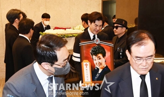 원로가수 고(故) 현미(본명 김명선) 발인식이 11일 오전 서울 동작구 흑석동 중앙대학교병원 장례식장에서 엄수되고 있다.  고 현미는 지난 4일 오전 9시37분께 서울 용산구 이촌동 자택에 쓰러진 상태로 팬클럽 회장 김모씨에게 발견됐다. 이후 김씨의 신고로 인근 병원으로 옮겨졌으나 안타깝게 생을 마감했다. 향년 85세. 2023.04.11 /사진=김창현 기자 chmt@