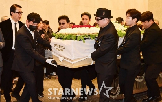 원로가수 고(故) 현미(본명 김명선) 발인식이 11일 오전 서울 동작구 흑석동 중앙대학교병원 장례식장에서 엄수되고 있다.  고 현미는 지난 4일 오전 9시37분께 서울 용산구 이촌동 자택에 쓰러진 상태로 팬클럽 회장 김모씨에게 발견됐다. 이후 김씨의 신고로 인근 병원으로 옮겨졌으나 안타깝게 생을 마감했다. 향년 85세. 2023.04.11 /사진=김창현 기자 chmt@