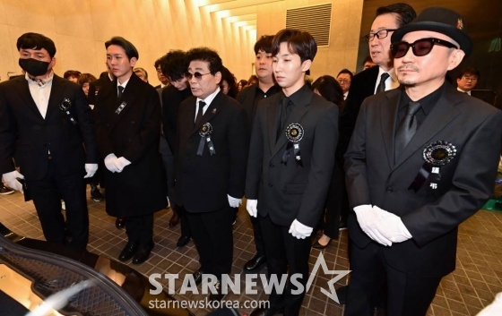원로가수 고(故) 현미(본명 김명선) 발인식이 11일 오전 서울 동작구 흑석동 중앙대학교병원 장례식장에서 엄수되고 있다.  고 현미는 지난 4일 오전 9시37분께 서울 용산구 이촌동 자택에 쓰러진 상태로 팬클럽 회장 김모씨에게 발견됐다. 이후 김씨의 신고로 인근 병원으로 옮겨졌으나 안타깝게 생을 마감했다. 향년 85세. 2023.04.11 /사진=김창현 기자 chmt@