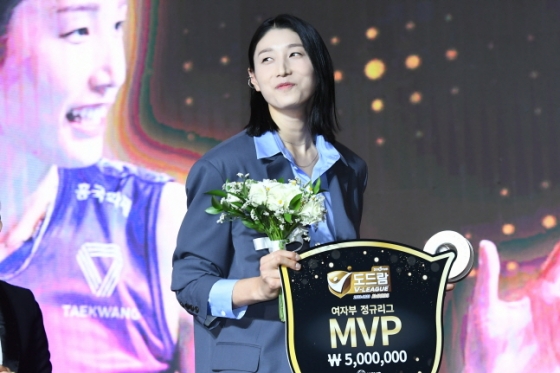 김연경이 10일 V리그 시상식에서 여자부 MVP를 받고 미소짓고 있다. /사진=KOVO