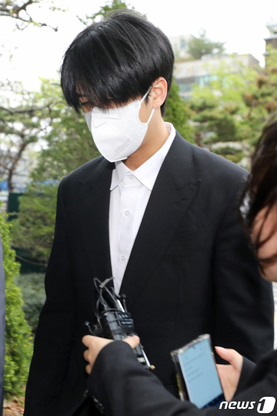 (서울=뉴스1) 이동해 기자 = 병역법 위반 혐의로 기소된 라비가 11일 오전 서울 양천구 서울남부지방법원에서 열린 1차 공판에 출석하고 있다.   가수 라비와 나플라 등은 병역 브로커 구 모 씨와 공모해 허위 뇌전증 진단을 통해 병역을 회피한 혐의로 재판에 넘겨졌다. 구 씨는 지난해 12월 구속 기소돼 현재 재판 중에 있다. 2023.4.11/뉴스1  Copyright (C) 뉴스1. All rights reserved. 무단 전재 및 재배포 금지.