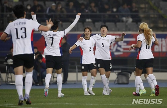 한국 여자축구대표팀 이금민(오른쪽에서 두 번째)이 11일 용인미르스타디움에서 열린 잠비아와 친선경기에서 멀티골을 기록한 뒤 동료들과 기뻐하고 있다. /사진=뉴시스 제공