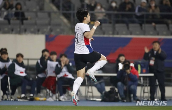 한국 여자축구대표팀 이금민이 11일 용인미르스타디움에서 열린 잠비아와 친선경기에서 멀티골을 기록한 뒤 세리머니를 펼치고 있다. /사진=뉴시스 제공