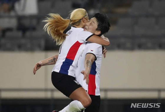 한국 여자축구대표팀 박은선(오른쪽)이 11일 용인미르스타디움에서 열린 잠비아와 친선경기에서 골을 기록한 뒤 동료 조소현과 기뻐하고 있다. /사진=뉴시스 제공