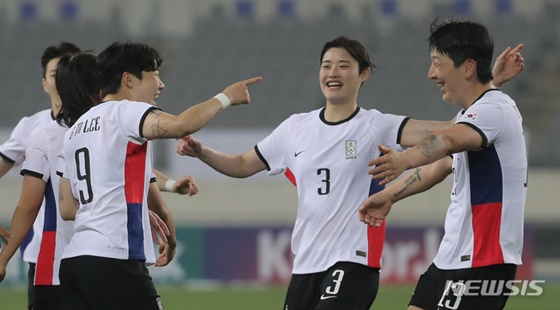 한국 여자축구대표팀 선수들이 11일 용인미르스타디움에서 열린 잠비아와 친선경기에서 박은선(맨 오른쪽)이 골을 기록하자 함께 기뻐하고 있다. /사진=뉴시스 제공