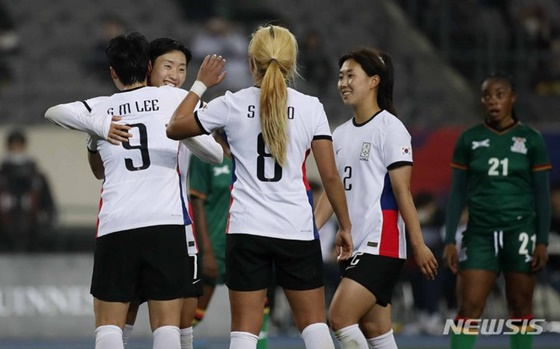 한국 여자축구대표팀 이금민(왼쪽 등번호 9번)이 11일 용인미르스타디움에서 열린 잠비아와 친선경기에서 해트트릭을 기록한 뒤 동료들과 기뻐하고 있다. /사진=뉴시스 제공