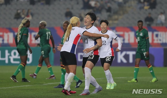 한국 여자축구대표팀 박은선(가운데 등번호 13번)이 11일 용인미르스타디움에서 열린 잠비아와 친선경기에서 골을 기록한 뒤 세리머니를 펼치고 있다. /사진=뉴시스 제공