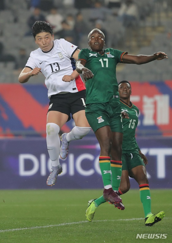 한국 여자축구대표팀 박은선(오른쪽)이 11일 용인미르스타디움에서 열린 잠비아와 친선경기에서 후반 43분 헤더 쐐기골을 넣고 있다. /사진=뉴시스 제공