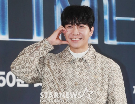 가수 이승기가 15일 서울 마포구 스탠포드호텔에서 열린 JTBC 예능 프로그램 &#039;피크타임&#039; 제작발표회에 참석해 포즈를 취하고 있다.  ‘피크타임’은 무대가 절실한 현역 아이돌부터 빛을 보지 못한 경단(경력단절), 해체돌까지 다시 한 번 무대에 올라 뜨거운 경쟁을 벌이는 팀전 서바이벌이다. /2023.2.15 /사진=이동훈 기자 photoguy@