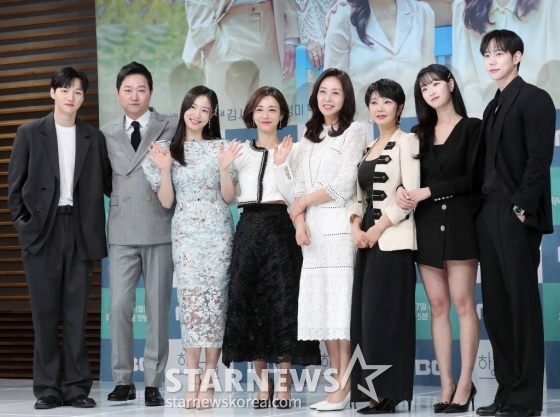 배우 서한결, 김유석, 정우연, 고은미, 조미령, 조은숙, 전혜연, 진주형이 13일 오전 서울 마포구 상암동 MBC 사옥에서 진행된 일일드라마 &#039;하늘의 인연&#039; 제작발표회에 참석해 포즈를 취하고 있다.  &#039;하늘의 인연&#039;은 아버지의 그릇된 욕망이 만들어낸 비극으로 원수가 돼버린 부녀가 마침내 천륜의 사랑을 깨닫는 이야기를 그린다. 오는 17일 첫 방송. 2023.04.13 /사진=김창현 기자 chmt@