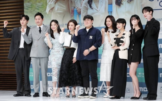김진형 감독(가운데), 배우 서한결, 김유석, 정우연, 고은미, 조미령, 조은숙, 전혜연, 진주형이 13일 오전 서울 마포구 상암동 MBC 사옥에서 진행된 일일드라마 &#039;하늘의 인연&#039; 제작발표회에 참석해 포즈를 취하고 있다.  &#039;하늘의 인연&#039;은 아버지의 그릇된 욕망이 만들어낸 비극으로 원수가 돼버린 부녀가 마침내 천륜의 사랑을 깨닫는 이야기를 그린다. 오는 17일 첫 방송. 2023.04.13 /사진=김창현 기자 chmt@