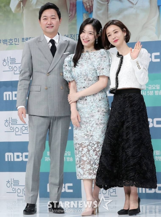 배우 김유석, 정우연, 고은미가 13일 오전 서울 마포구 상암동 MBC 사옥에서 진행된 일일드라마 &#039;하늘의 인연&#039; 제작발표회에 참석해 포즈를 취하고 있다.  &#039;하늘의 인연&#039;은 아버지의 그릇된 욕망이 만들어낸 비극으로 원수가 돼버린 부녀가 마침내 천륜의 사랑을 깨닫는 이야기를 그린다. 오는 17일 첫 방송. 2023.04.13 /사진=김창현 기자 chmt@