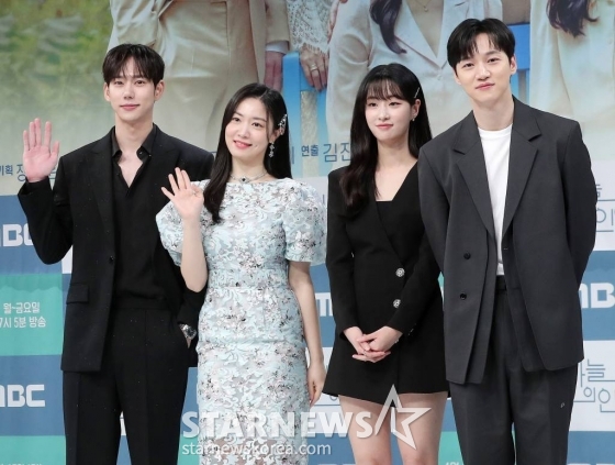 배우 진주형, 정우연, 전혜연, 서한결이 13일 오전 서울 마포구 상암동 MBC 사옥에서 진행된 일일드라마 &#039;하늘의 인연&#039; 제작발표회에 참석해 포즈를 취하고 있다.  &#039;하늘의 인연&#039;은 아버지의 그릇된 욕망이 만들어낸 비극으로 원수가 돼버린 부녀가 마침내 천륜의 사랑을 깨닫는 이야기를 그린다. 오는 17일 첫 방송. 2023.04.13 /사진=김창현 기자 chmt@