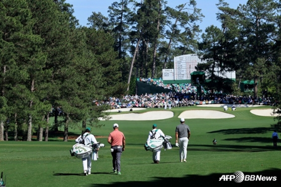 오거스타 내셔널 골프 클럽의 7번 홀 모습. 짙은 초록색 잔디와 베이지색으로 빛나는 벙커가 인상적이다.  /AFPBBNews=뉴스1