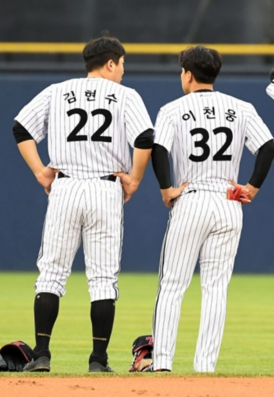 김현수(왼쪽)와 이천웅. 