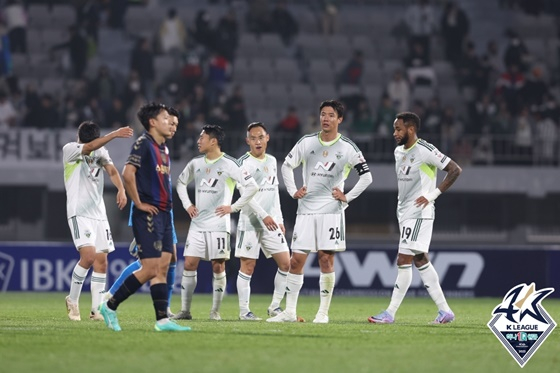 전북현대 선수들이 15일 수원FC전에서 0-1로 패한 뒤 아쉬운 표정을 짓고 있다. /사진=한국프로축구연맹 제공