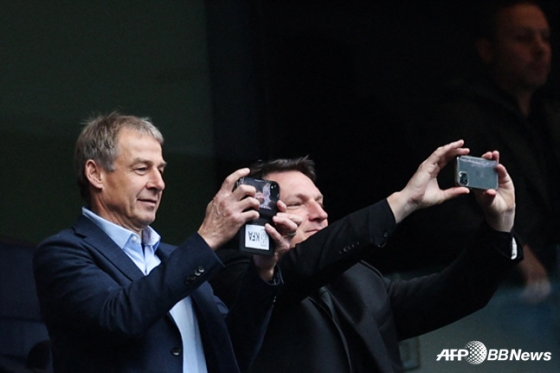 위르겐 클린스만(왼쪽) 한국 축구대표팀 감독이 지난 15일 영국 런던의 토트넘 홋스퍼 스타디움에서 열린 토트넘-본머스의 경기를 지켜보고 있다. /AFPBBNews=뉴스1