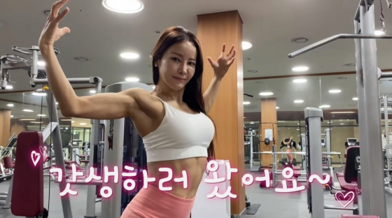 52세 미나 '피지컬:100' 합격이네..산골짜기 기립근 '헉' - 스타뉴스 52세 미나 '피지컬:100' 합격이네..산골짜기 기립근 '헉' - 스타뉴스