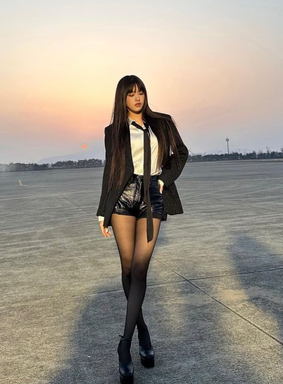 안유진, 성숙美 물씬 블랙 카리스마.."심장에 해로워"[스타IN☆] - 스타뉴스