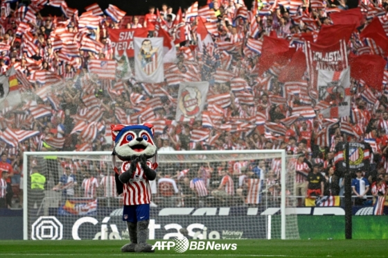 27일(한국시간) 경기를 앞두고 아틀레티코 마드리드 팬들이 응원전을 펼치고 있다. /AFPBBNews=뉴스1