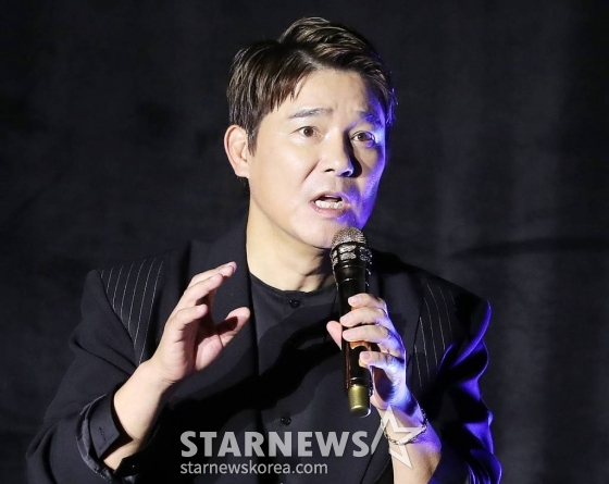 가수 임창정이 1일 오후 서울 영등포구 영등포CGV에서 진행된 정규 17집 &#039;별거 없던 그 하루로&#039; 쇼케이스에 참석해 인사말을 하고 있다.  &#039;별거 없던 그 하루로&#039;는 임창정이 2020년 &#039;힘든 건 사랑이 아니다&#039; 이후 1년 만에 발매하는 정규 17집으로, 동명 타이틀 곡 &#039;별거 없던 그 하루로&#039;와 후속 타이틀 곡 &#039;나는 트로트가 싫어요&#039;를 포함해 총 10곡의 신곡이 담겼다. 2021.11.01 /사진=김창현 기자 chmt@