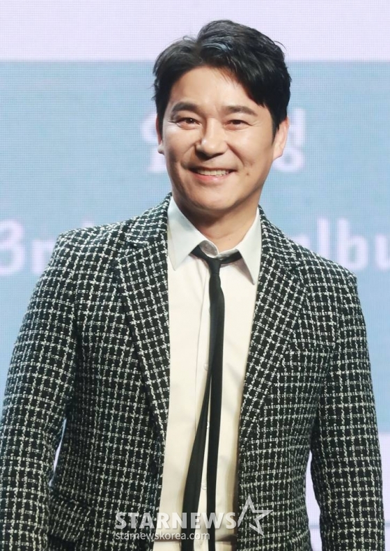 가수 임창정이 8일 오후 서울 강남구 일지아트홀에서 진행된 미니 3집 &#039;멍청이&#039; 발매기념 쇼케이스에 참석해 포즈를 취하고 있다.  &#039;멍청이&#039;에는 타이틀곡 멍청이를 포함해 &#039;더 많이 사랑하길&#039;, &#039;용서해&#039;, &#039;그냥 좋은 날&#039;, &#039;멍청이(Inst.)&#039; 총 5곡이 수록됐다. /2023.02.08 /사진=이동훈 기자 photoguy@