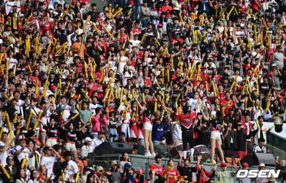 30일 잠실구장을 찾은 KIA 팬들이 열정적인 응원을 선수들한테 보내고 있다. 