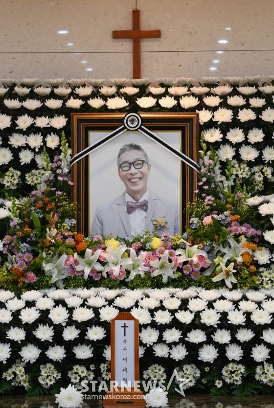 개그맨 故 서세원의 빈소가 30일 서울 송파구 아산병원 장례식장에 마련돼 있다.   고 서세원은 지난 20일 오후 캄보디아 프놈펜 미래 폴리클리닉(MiRae Polyclinic)에서 링거 주사를 맞다 심정지로 사망했다. 향년 67세. 발인은 5월 2일이다. / 사진공동취재단 /사진=김창현 기자 chmt@