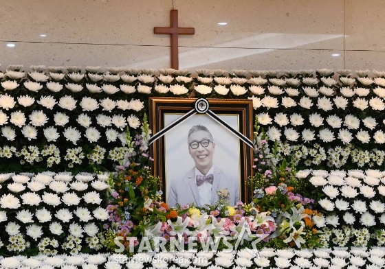 개그맨 故 서세원의 빈소가 30일 서울 송파구 아산병원 장례식장에 마련돼 있다.   고 서세원은 지난 20일 오후 캄보디아 프놈펜 미래 폴리클리닉(MiRae Polyclinic)에서 링거 주사를 맞다 심정지로 사망했다. 향년 67세. 발인은 5월 2일이다. / 사진공동취재단 /사진=김창현 기자 chmt@