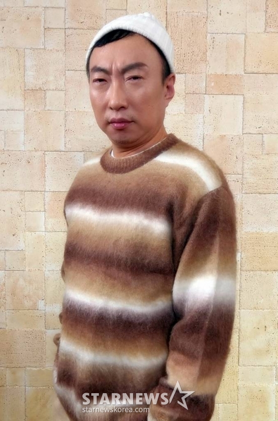 개그맨 박명수가 22일 오후 온라인으로 진행된 티캐스트 E채널 &#039;토요일은 밥이 좋아&#039; 기자간담회에 참석해 포즈를 취하고 있다. 2022.02.22 &lt;사진=토요일은 밥이좋아&gt; /사진=임성균 기자 tjdrbs23@