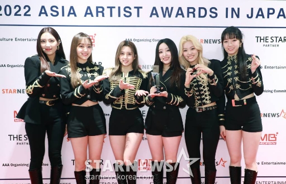 걸그룹 LIGHTSUM(라잇썸)이 2022년 12월 13일 오후 일본 나고야 니혼가이시홀에서 열린 스타뉴스-미디어보이 주최 &#039;2022 Asia Artist Awards IN JAPAN&#039;(2022 아시아 아티스트 어워즈, 이하 2022 AAA)에서 AAA포텐셜어워드를 수상한 뒤 포즈를 취하고 있다. 2022.12.13 /사진=이동훈 기자 photoguy@