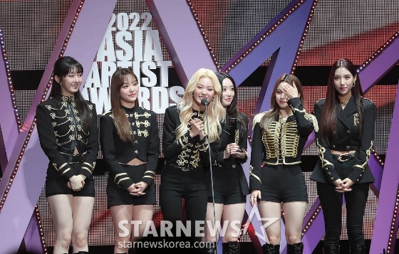 걸그룹 LIGHTSUM(라잇썸)이 2022년 12월 13일 오후 일본 나고야 니혼가이시홀에서 열린 스타뉴스-미디어보이 주최 &#039;2022 Asia Artist Awards IN JAPAN&#039;(2022 아시아 아티스트 어워즈, 이하 2022 AAA)에서 포텐셜 가수 부문을 수상한 뒤 소감을 말하고 있다. 2022.12.13 /사진=김창현 기자 chmt@