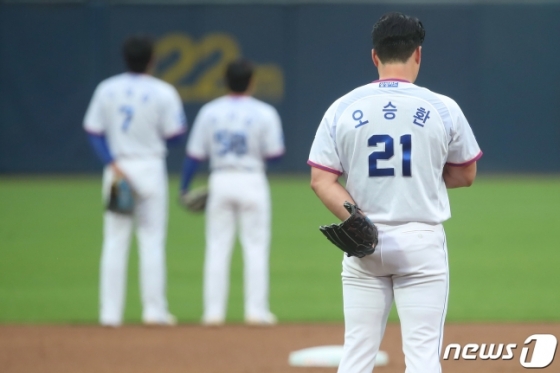  첫 선발로 나와 국민의례를 하고 있는 오승환(오른쪽). /사진=뉴스1