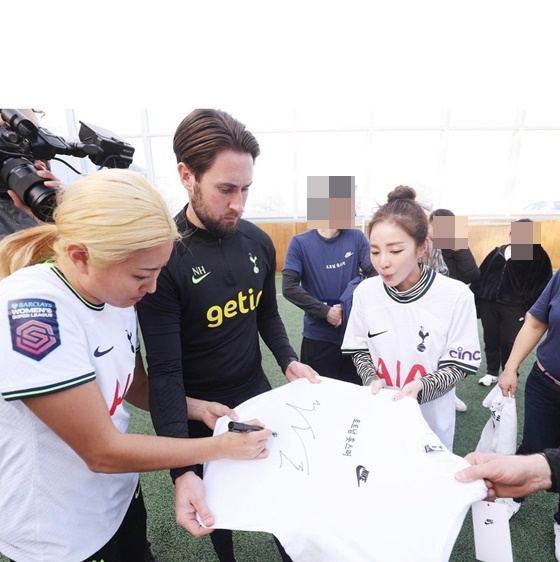 여자축구 미드필더 조소현(왼쪽)에게 사인을 받는 산다라박. /사진=산다라박 SNS
