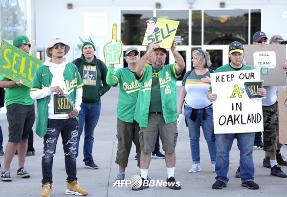 오클랜드 팬들이 지난 달 29일(한국시간) 홈구장 앞에서 구단의 연고지 이전에 항의하는 시위를 벌이고 있다.  /AFPBBNews=뉴스1