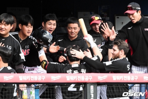 박동원이 5회 홈런을 친 뒤 더그아웃으로 돌아와 동료들의 축하를 받고 있다. 
