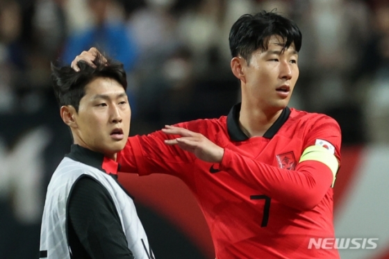  지난해 11월 서울월드컵경기장에서 열린 카메룬과의 친선 경기에서 손흥민(오른쪽)이 이강인의 머리를 쓰다듬고 있다. /사진=뉴시스