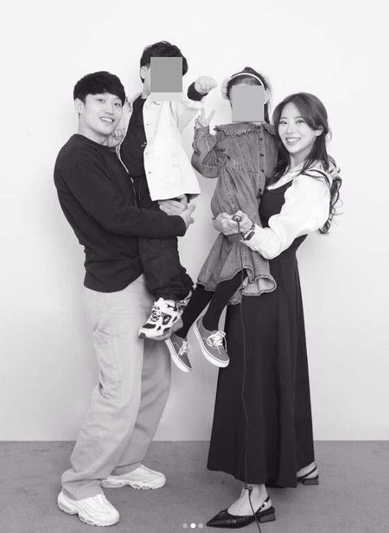 아이들 얼굴이 가려진 김슬기 유현철 네 식구의 흑백 가족사진